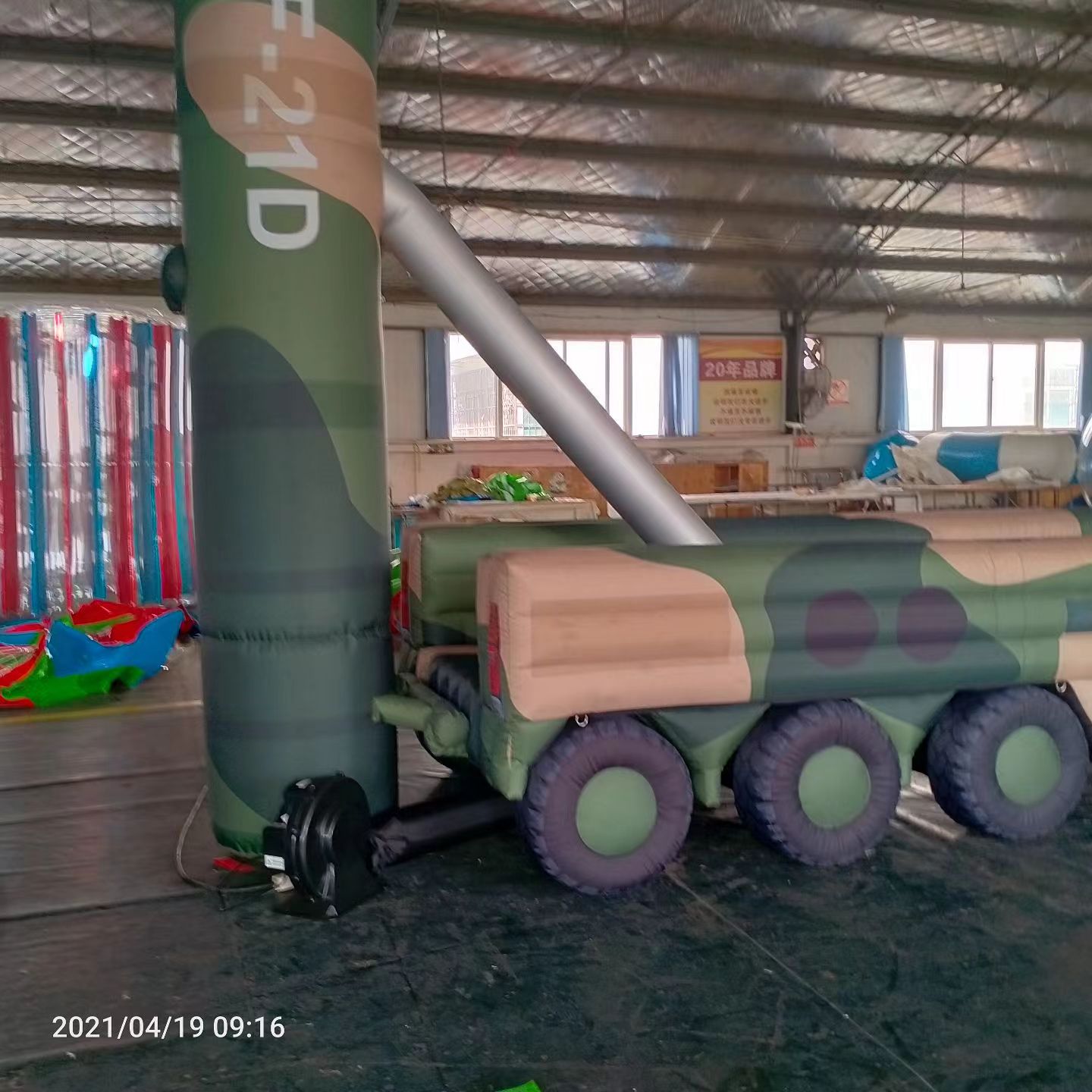 观山湖军事演习中的充气目标车辆：模拟发射车雷达车坦克飞机